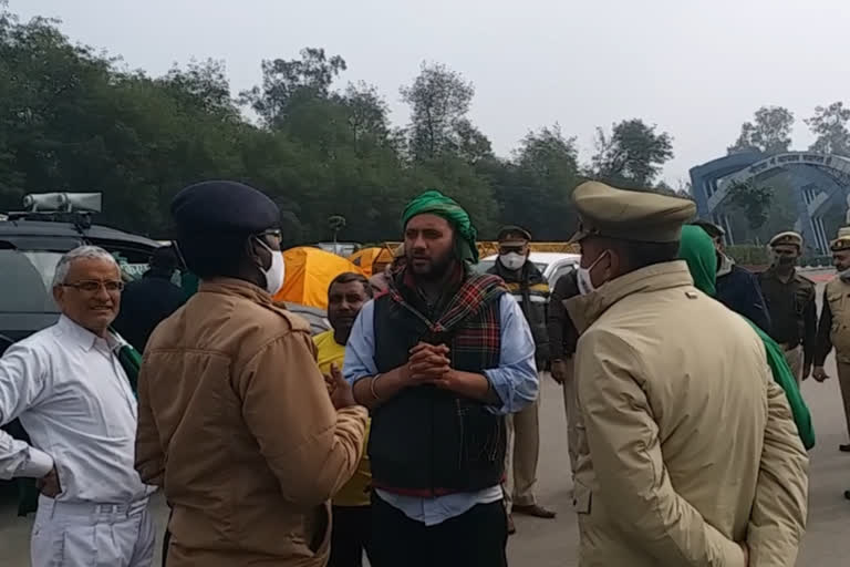 tractor parade at chilla border border in noida