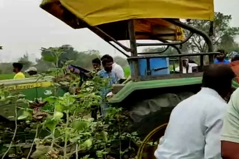 ట్రాక్టర్​ రోటోవేటర్​లో చిక్కుకుని వ్యక్తి మృతి