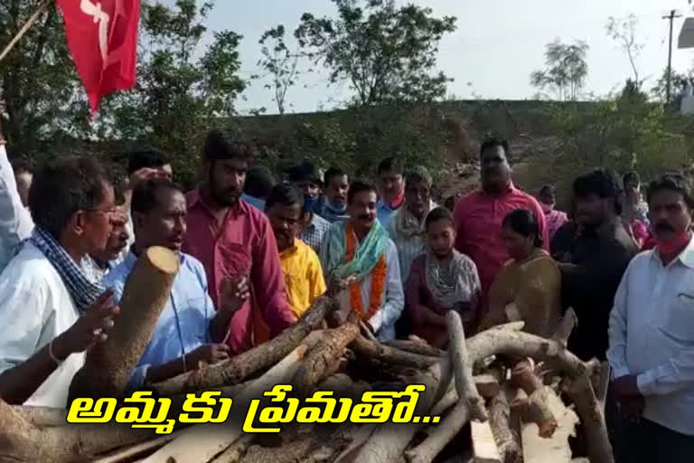 son-sang-a-song-in-his-mother-funerals-at-ramalakshmanapally-in-rajanna-sircilla-district, తల్లి అంత్యక్రియల్లో తనయుడి పాట!