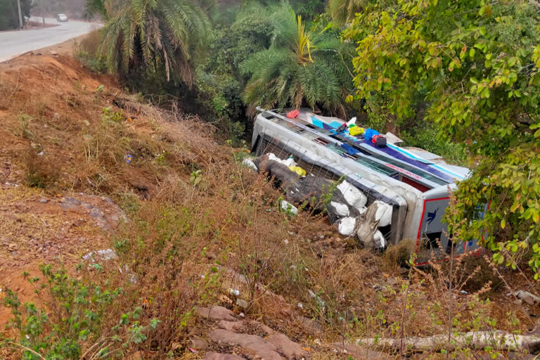 Bus going from Jaipur to Indore fell into the ditch