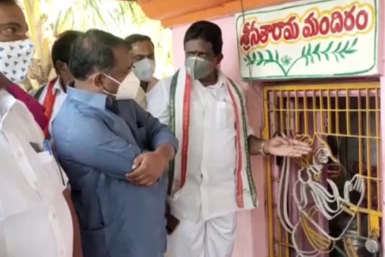 Shailajanath visiting  Seethamma idol temple