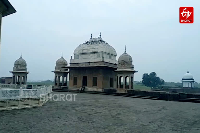 ഷെയ്‌ഖ് ചില്ലി ശവകുടീരം; ഹരിയാനയുടെ സ്വന്തം താജ്‌മഹല്‍  ഷെയ്‌ഖ് ചില്ലി ശവകുടീരം  ഹരിയാനയുടെ താജ്‌മഹല്‍  ഹരിയാന  കുരുക്ഷേത്ര  ഷെയ്ഖ് ചില്ലി  ഷെയ്‌ഖ് ചഹേലി  ഷെയ്‌ഖ് ജലാലുദ്ദീന്‍ തനേസരി  സൂഫി സന്യാസി  അക്‌ബർ  മുഗൾ വാസ്‌തു വിദ്യ  tomb of sheikh chilli; haryana's taj mahal  tomb of sheikh chilli  sheikh chilli  haryana's taj mahal  haryana  Kurukshetra  Sheikh Chaheli  Sufi saint  Mughal architecture  Sheikh Jalaluddin Thanesari  Akbar