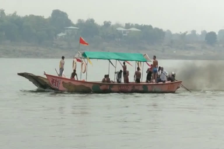 Boat capsizes in Narmada river