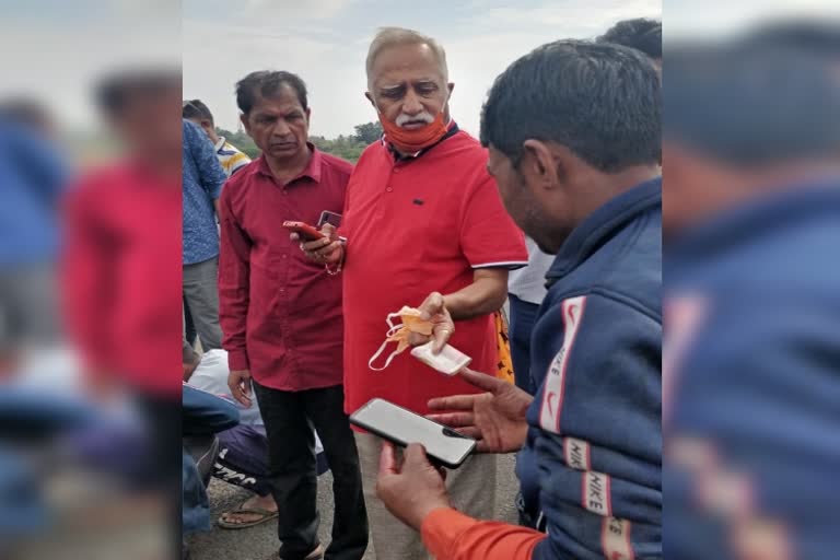 prakash hukkeri helps to those injured in  accident