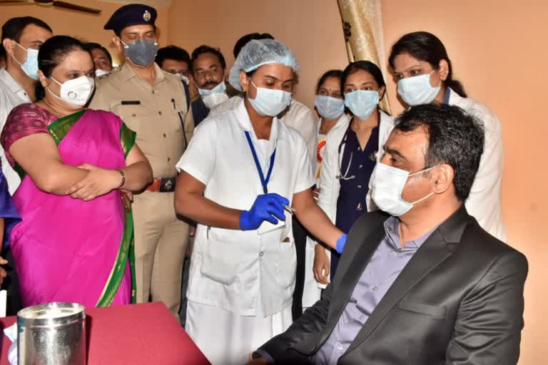 dcm-dr-dcn-ashwathth-narayan-who-vaccinated-the-corona