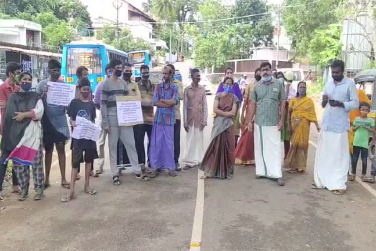 kundara elampallur panchayat road  കുണ്ടറ ഇളമ്പള്ളൂർ പഞ്ചായത്ത് റോഡ്  നാട്ടുകാർ റോഡ് ഉപരോധിച്ചു  Locals blocked  Locals blocked road near Kundara Elampallur