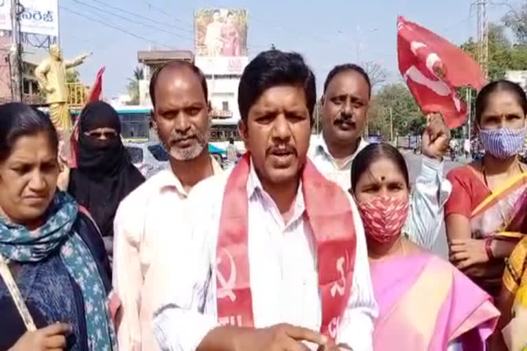 anganwadi workers and citu protest in nizamabad district, నిజామాబాద్​లో సీఐటీయూ ఆధ్వర్యంలో ధర్నా