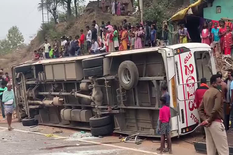 बस दुर्घटनाग्रस्त