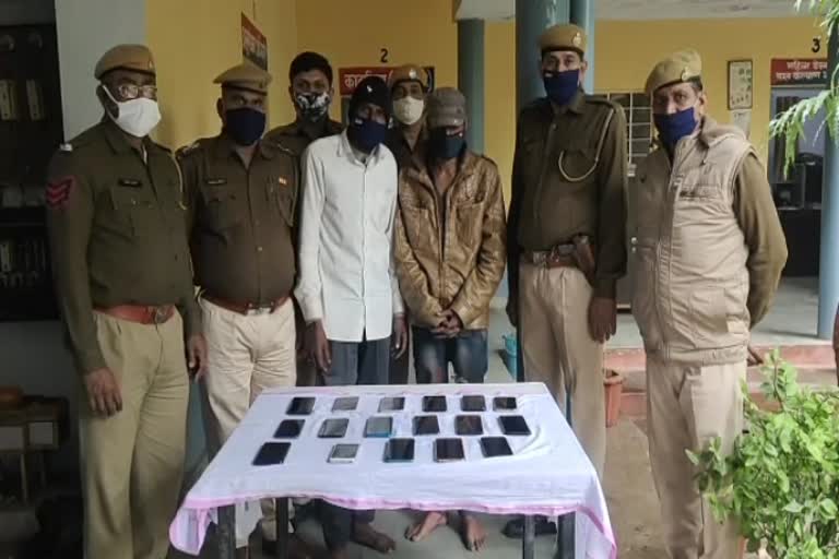 Auto driver and companion arrested, सवारियों की काटते थे जेब