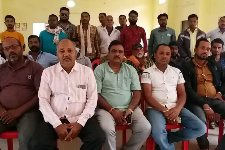 poultry-businessmen-held-meeting-regarding-possibility-of-bird-flu-at-balod