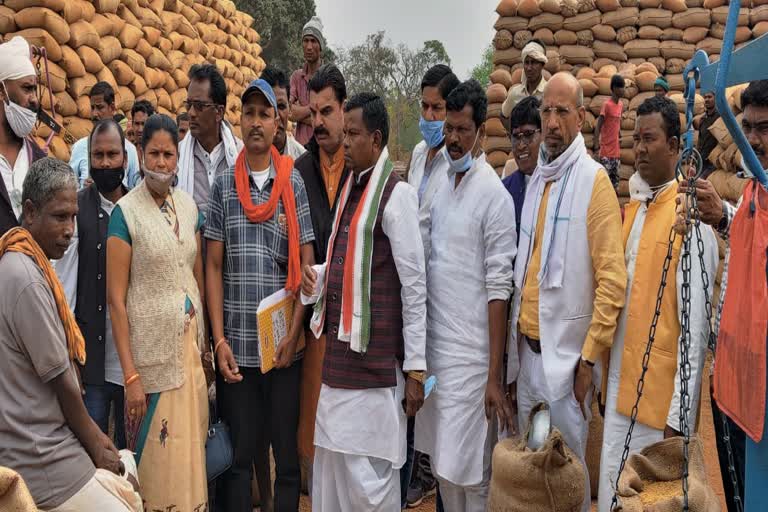 kawasi-lakhma-inspection-of-paddy-procurement-centers-in-muli-village-of-bastar