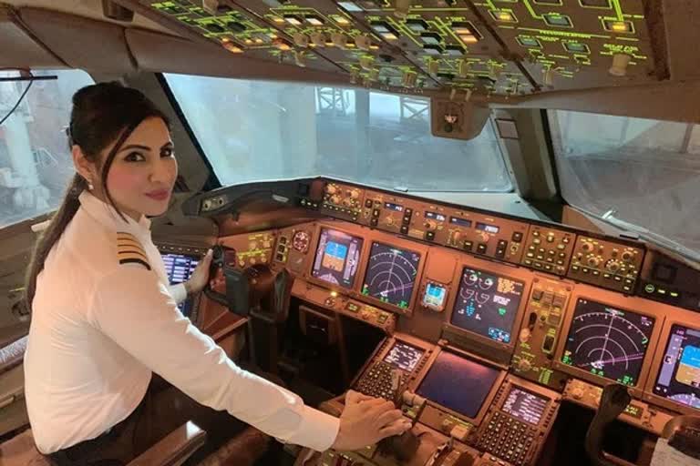 women pilots flying over north pole