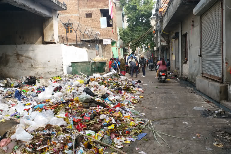 mess-of-garbage-in-krishna-nagar-ward