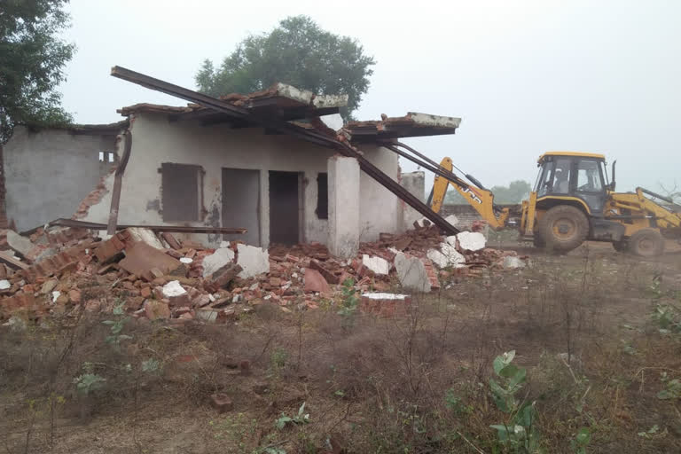 Yamuna Authority takes action against land mafias by running bulldozers at jewar airport