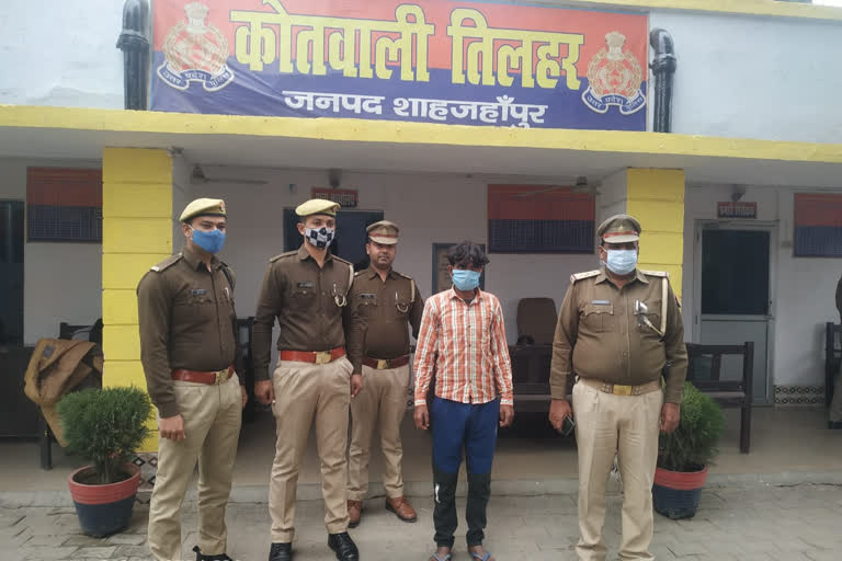 पुलिस गिरफ्त में आरोपी.