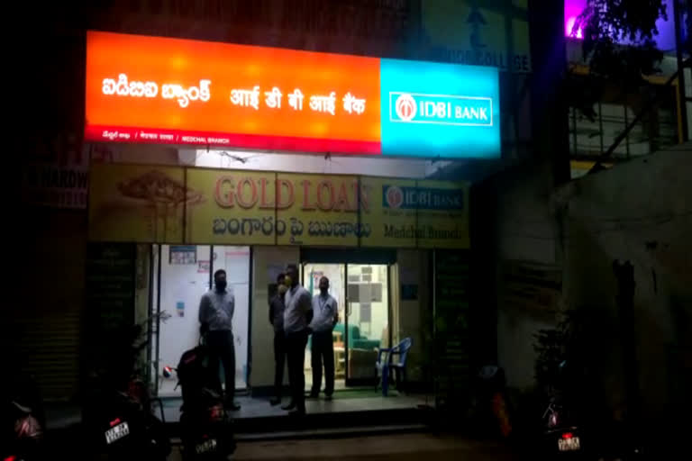 Cash theft in a vehicle parked in front of an ATM