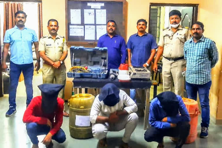 Four burglars arrested in karad satara