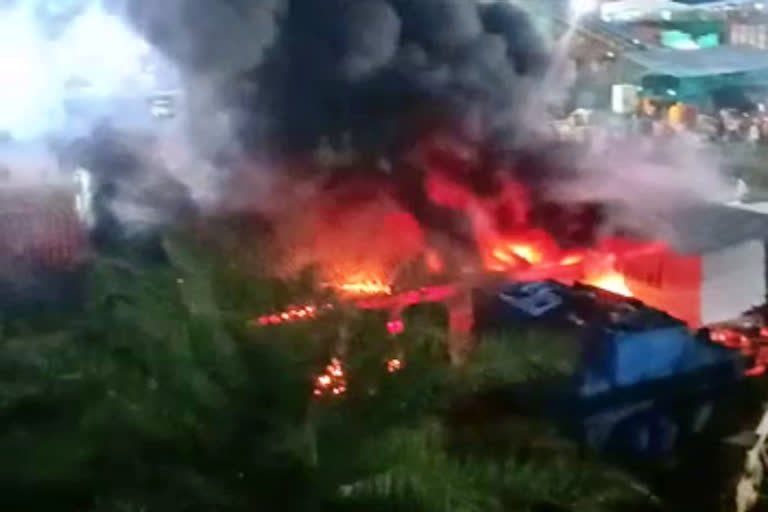 Massive fire breaks out, Massive fire breaks out in Paint godown, Massive fire breaks out in Paint godown in Bangalore, Bangalore fire incident, Bangalore fire incident news, ಭಾರಿ ಅಗ್ನಿ ಅವಘಡ, ಪೇಂಟ್​ ಗೋದಾಮುವಿನಲ್ಲಿ ​ಭಾರಿ ಅಗ್ನಿ ಅವಘಡ, ಬೆಂಗಳೂರಿನ ಪೇಂಟ್​ ಗೋದಾಮುವಿನಲ್ಲಿ ​ಭಾರಿ ಅಗ್ನಿ ಅವಘಡ, ಬೆಂಗಳೂರು ಅಗ್ನಿ ಅವಘಡ, ಬೆಂಗಳೂರು ಅಗ್ನಿ ಅವಘಡ ಸುದ್ದಿ,