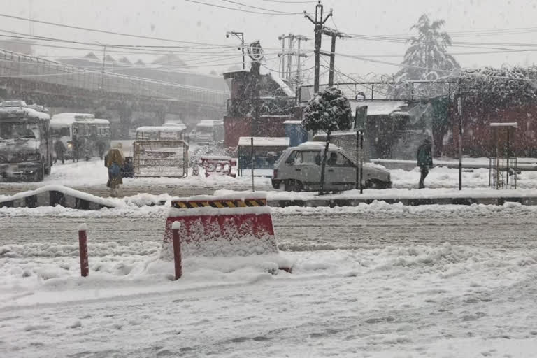 کشمیر میں پھر سے برفباری شروع