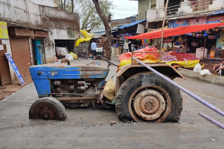 रस्ते निर्मितीदरम्यान फसला ट्रॅक्टर; कंत्राटदाराने ट्रॅक्टरसकट केले काँक्रीटीकरण