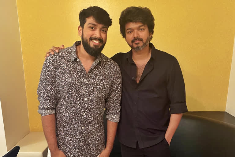 Kalidas Jayaram fan moment with Thalapathy Vijay news  Vijay Kalidas Jayaram news  Kalidas Jayaram Vijay latest photo  master movie vijay news  kalidas paavai kathaigal news  കാളിദാസ് ജയറാം വിജയ് വാര്‍ത്തകള്‍  ദളപതി വിജയ് കാളിദാസ്  വിജയ് കാളിദാസ് ഫോട്ടോകള്‍  ജയറാം വിജയ്‌ വാര്‍ത്തകള്‍