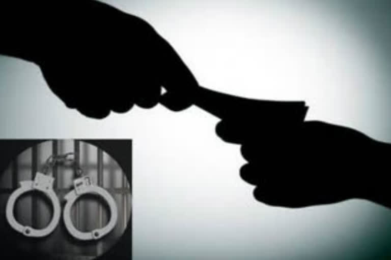 Police naik caught red-handed while accepting bribe in solapur