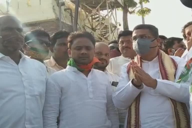 Minister dharmendra pradhan visits to srimandir