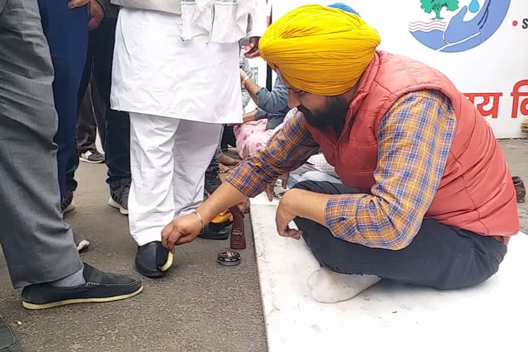 massage and boot polish service is being provided to farmers at Ghazipur border