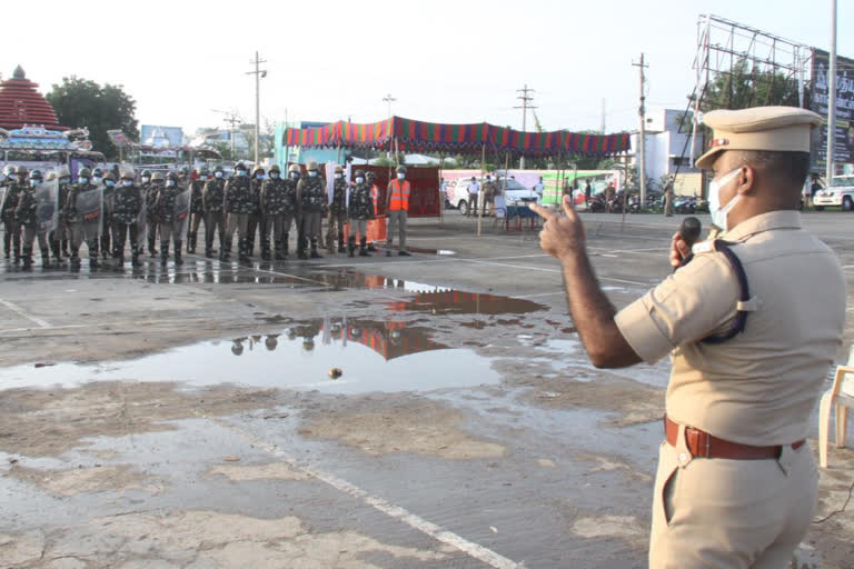 காவல்துறையினர்