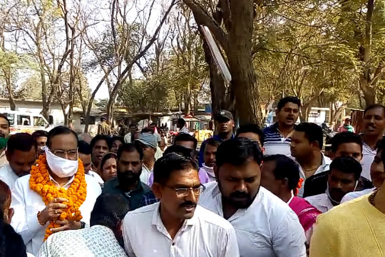 former-bjp-mla-gaurishankar-agarwal-arrives-on-tour-of-kasdol-nagar