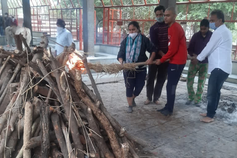 कोटा बुजुर्ग मां की मौत बेटी ने किया अंतिम संस्कार,  बेटी ने किया अंतिम संस्कार,  कर्मयोगी सेवा संस्थान अंतिम संस्कार,  Kota daughter cremated mother,  Kota son did not come for the funeral of his mother,  Kota elderly mother dies, daughter performs last rites