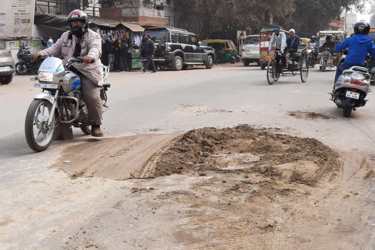 pits on the road in lucknow