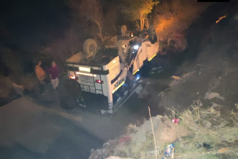 10 tourists injured as mini bus overturns in J-K