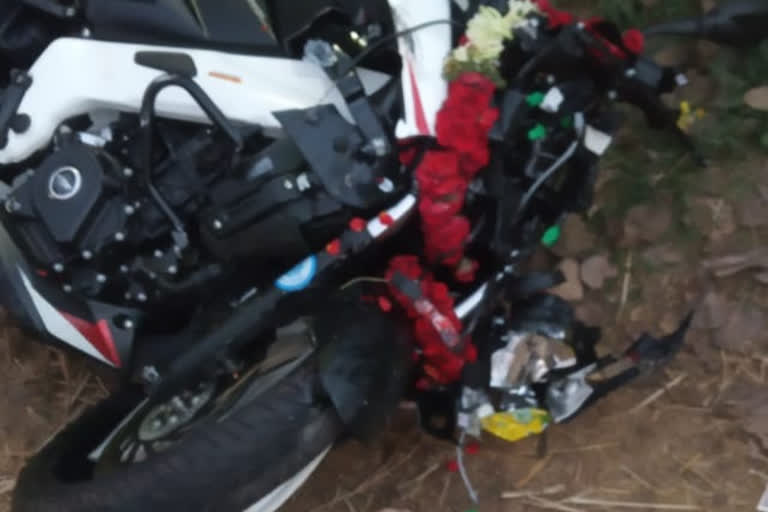 Two killed in bikes accident, Two killed in bikes accident at Bangalore, Bangalore bikes accident, Bangalore bikes accident news, ಬೈಕ್​ಗಳ ಅಪಘಾತದಲ್ಲಿ ಇಬ್ಬರು ಸಾವು, ಬೆಂಗಳೂರಿನಲ್ಲಿ ಬೈಕ್​ಗಳ ಅಪಘಾತದಲ್ಲಿ ಇಬ್ಬರು ಸಾವು, ಬೆಂಗಳೂರು ಬೈಕ್​ ಅಪಘಾತ, ಬೆಂಗಳೂರು ಬೈಕ್​ ಅಪಘಾತ ಸುದ್ದಿ,