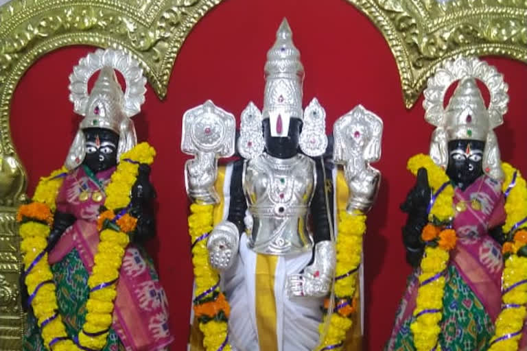 donors presenting silver ornaments to sri kalyana venkateswaraswamy