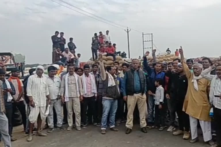 farmers-protest-for-not-buying-paddy-in-sheopur