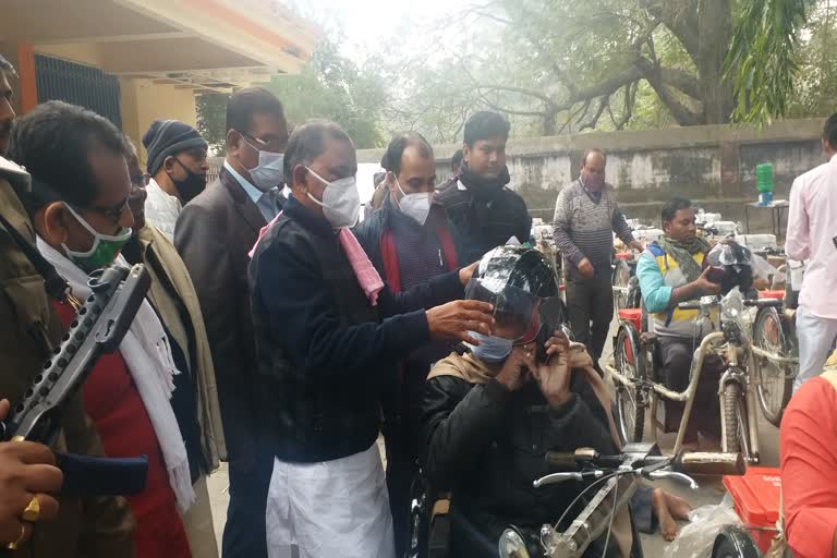 motorised tricycle distribution among handicapped in gaya