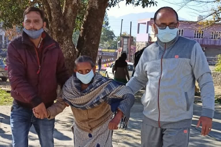 Elderly person is not behind in voting in Joginder Nagar urban body elections