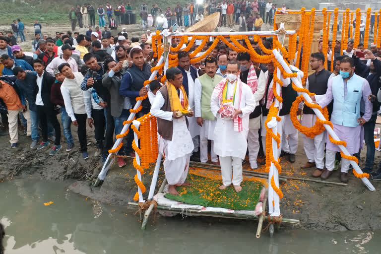 ঐতিহাসিক নেতাই ধুবুনী ঘাটত বিসৰ্জন প্রাক্তন মুখ্যমন্ত্রীৰ চিতাভস্ম