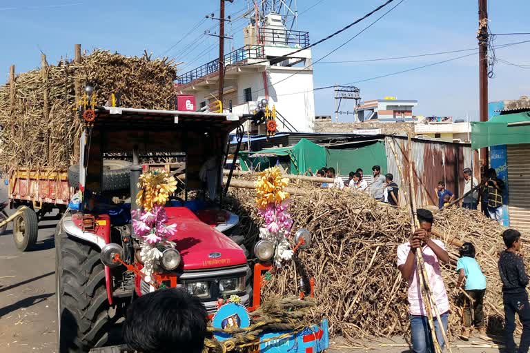 sugar-cane-filled-tractor-trolley-downed-in-muddebihal