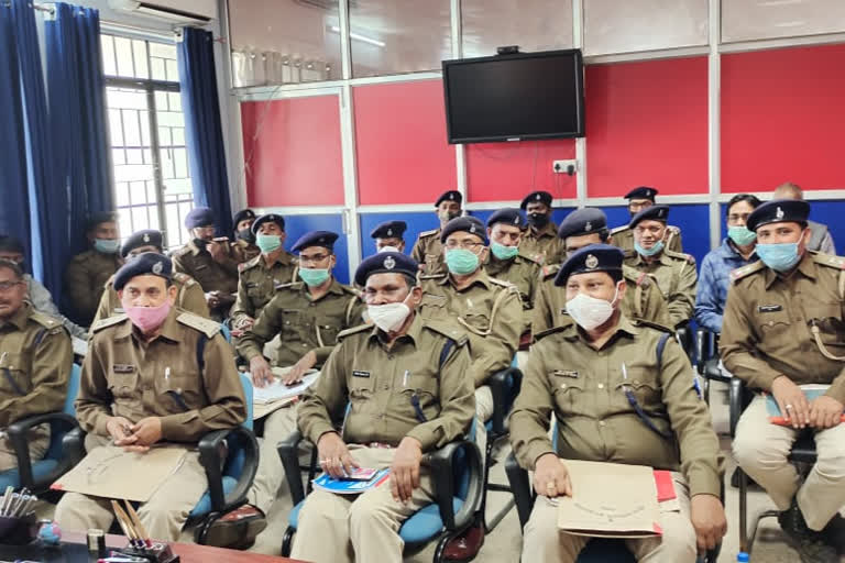 SP held meeting with police officials on successful vaccination in Pakur