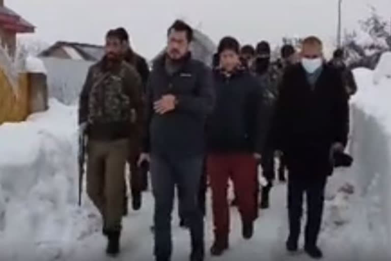 ڈویژنل  کمیشنر پی کے پولے نے کیا برف متاثرہ علاقوں کا دورہ