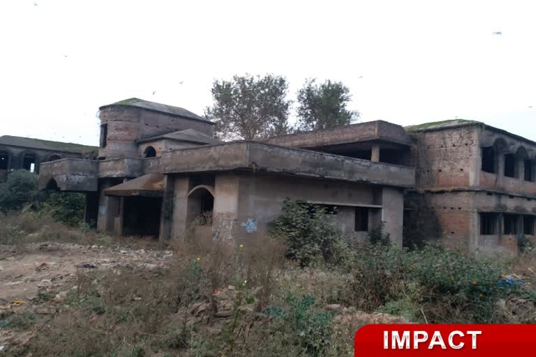 etv-bharat-impact-many-government-buildings-ruined-in-hazaribag