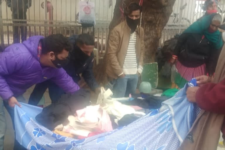 Campaign against illegal hawkers in Sarojini Nagar