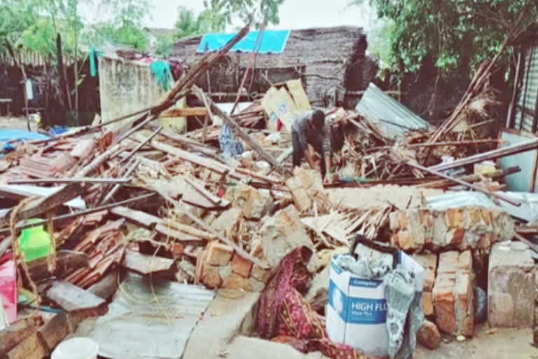 வீடுகள் இடிந்து விழுந்ததில் ஒருவர் உயிரிழப்பு