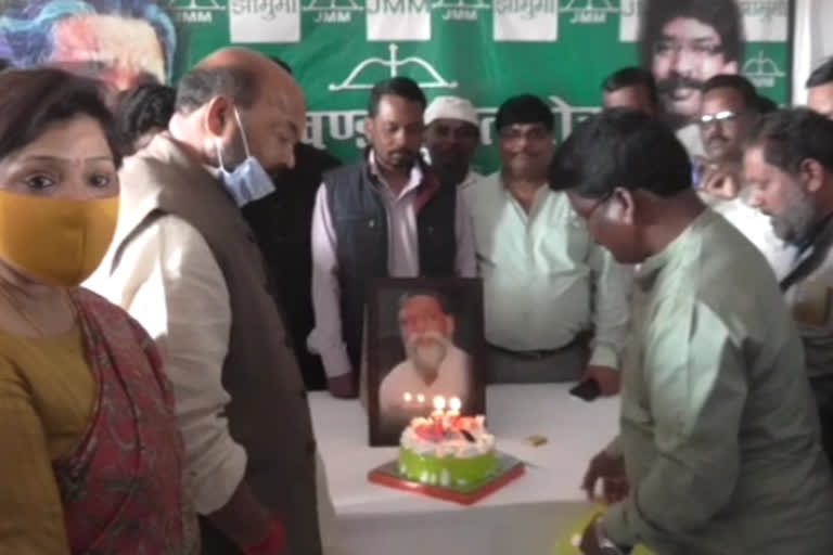 jmm leaders wish shibu soren for on birthday while cutting cake in dhanbad