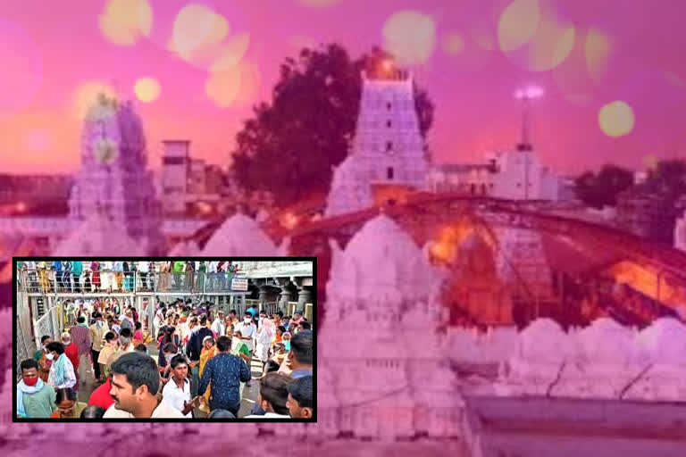 Devotees flock to the Vemulawada Sri Rajarajeswaraswamy Temple