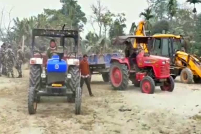 ঐতিহাসিক ধলপুৰ শিৱমন্দিৰৰ ভূমিত দৰং প্ৰশাসনৰ উচ্ছেদ অভিযান