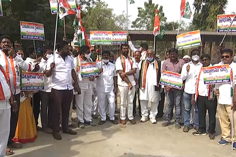 protest at khammam district in the presence of v.hanumantharao and demanding to withdraw agriculture acts