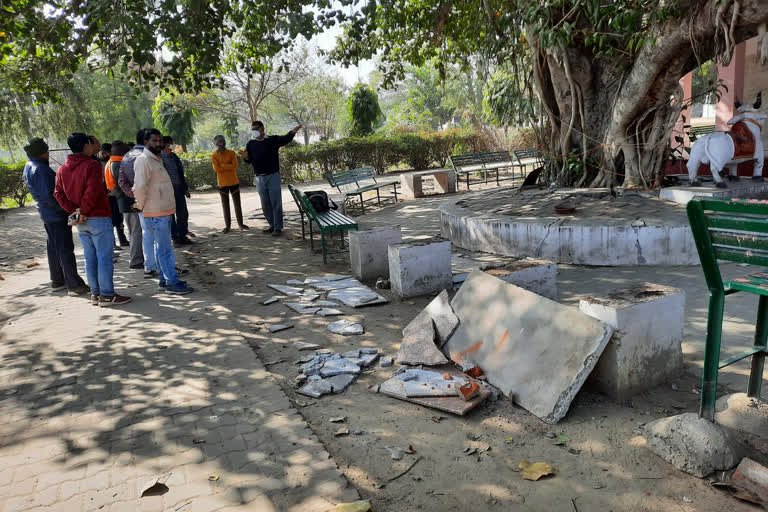 आराजक तत्वों ने तोड़ा मंदिर का चबूतरा